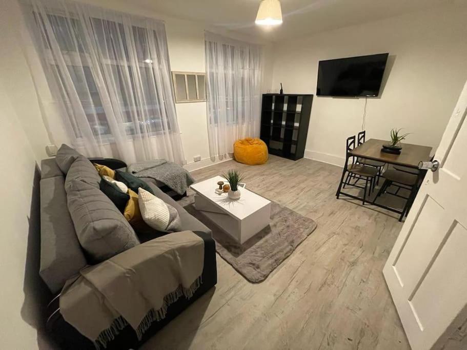 Comfy 2 Bedroom On Tower Bridge ลอนดอน ภายนอก รูปภาพ